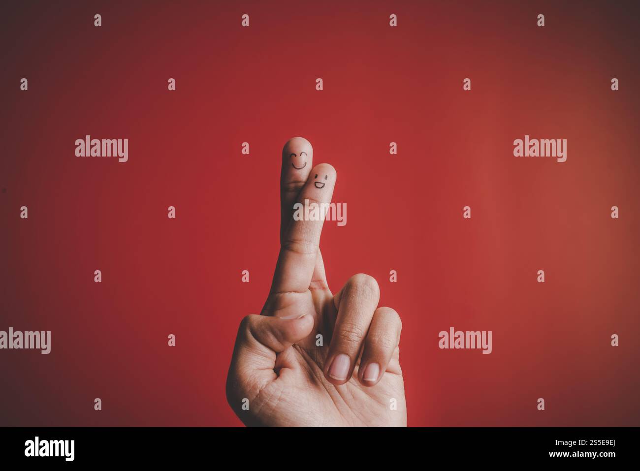 Dito con emozione su sfondo rosso Foto Stock