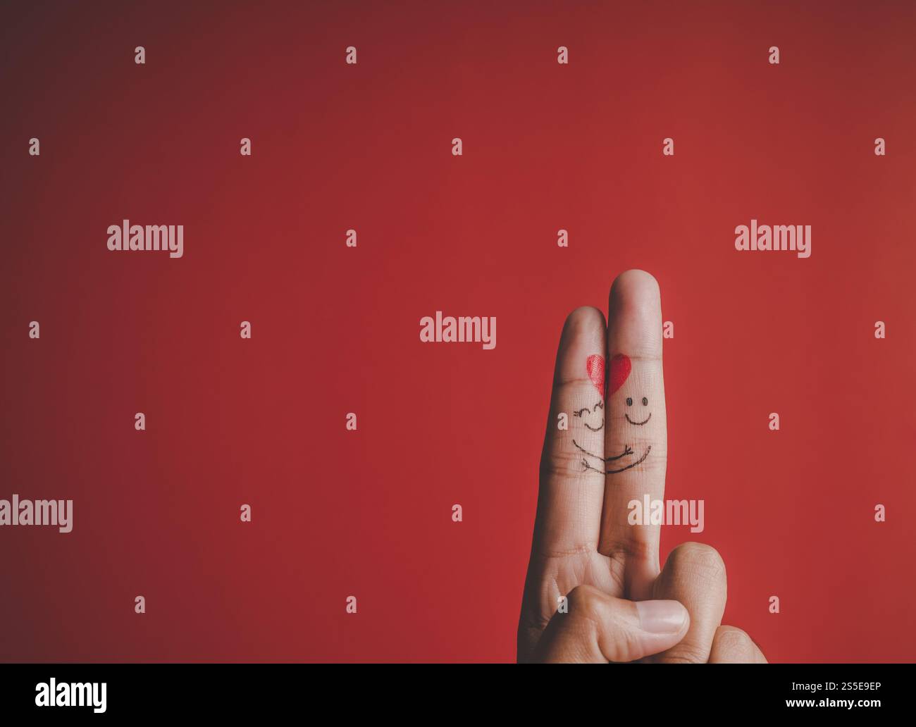 Dito con emozione su sfondo rosso Foto Stock