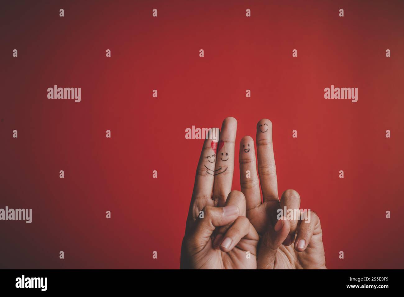Dito con emozione su sfondo rosso Foto Stock