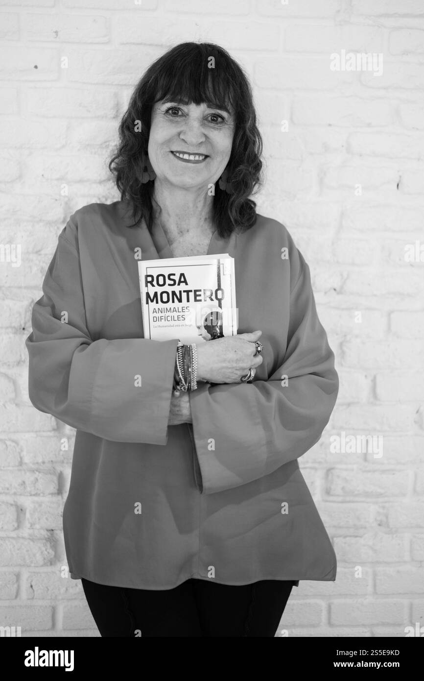 La scrittrice Rosa Montero durante la presentazione del suo nuovo romanzo "animali difficili", presso la Biblioteca Retiro, il 14 gennaio 2025 a Madrid, Spagna Foto Stock