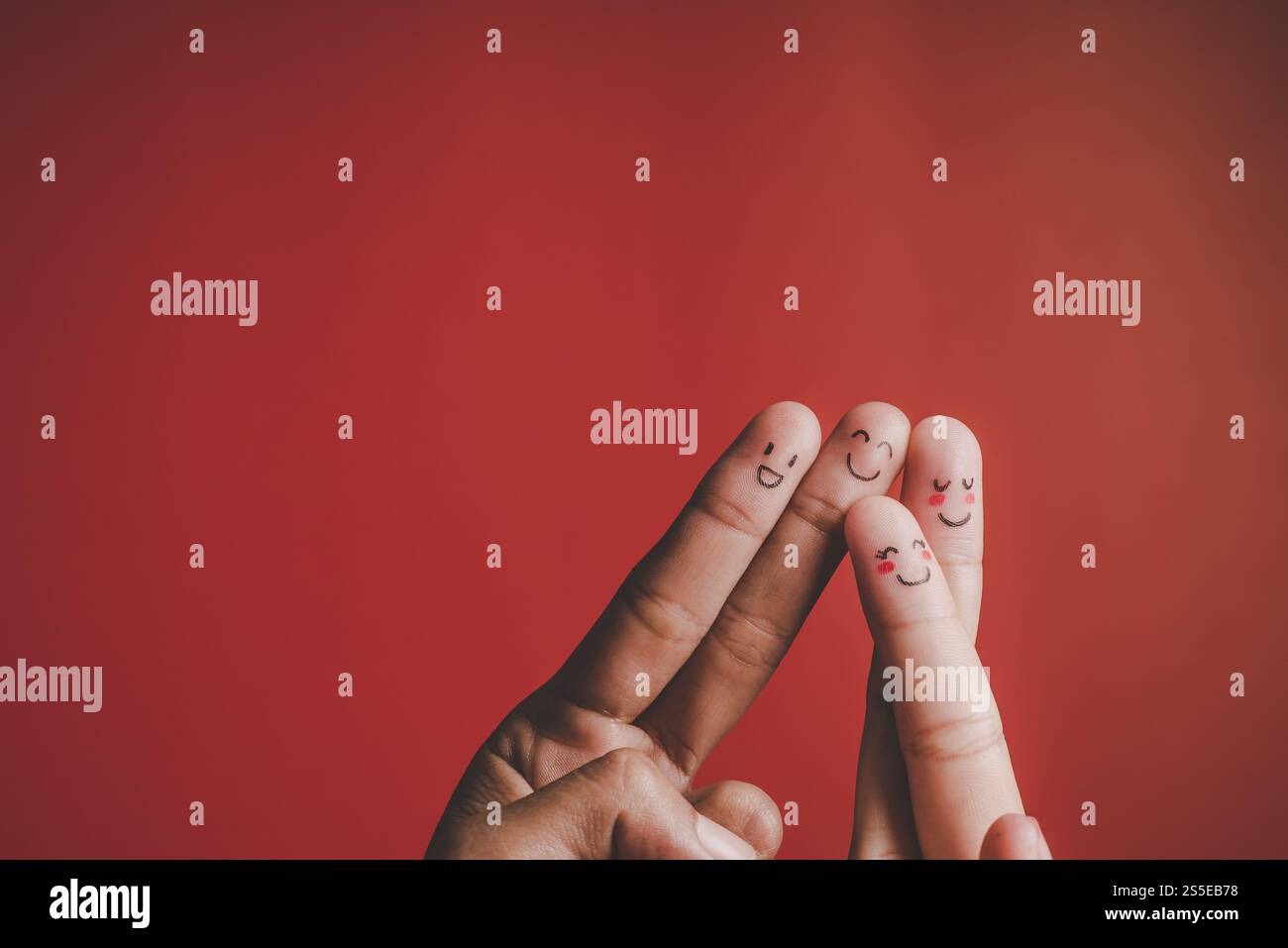 Dito con emozione su sfondo rosso Foto Stock