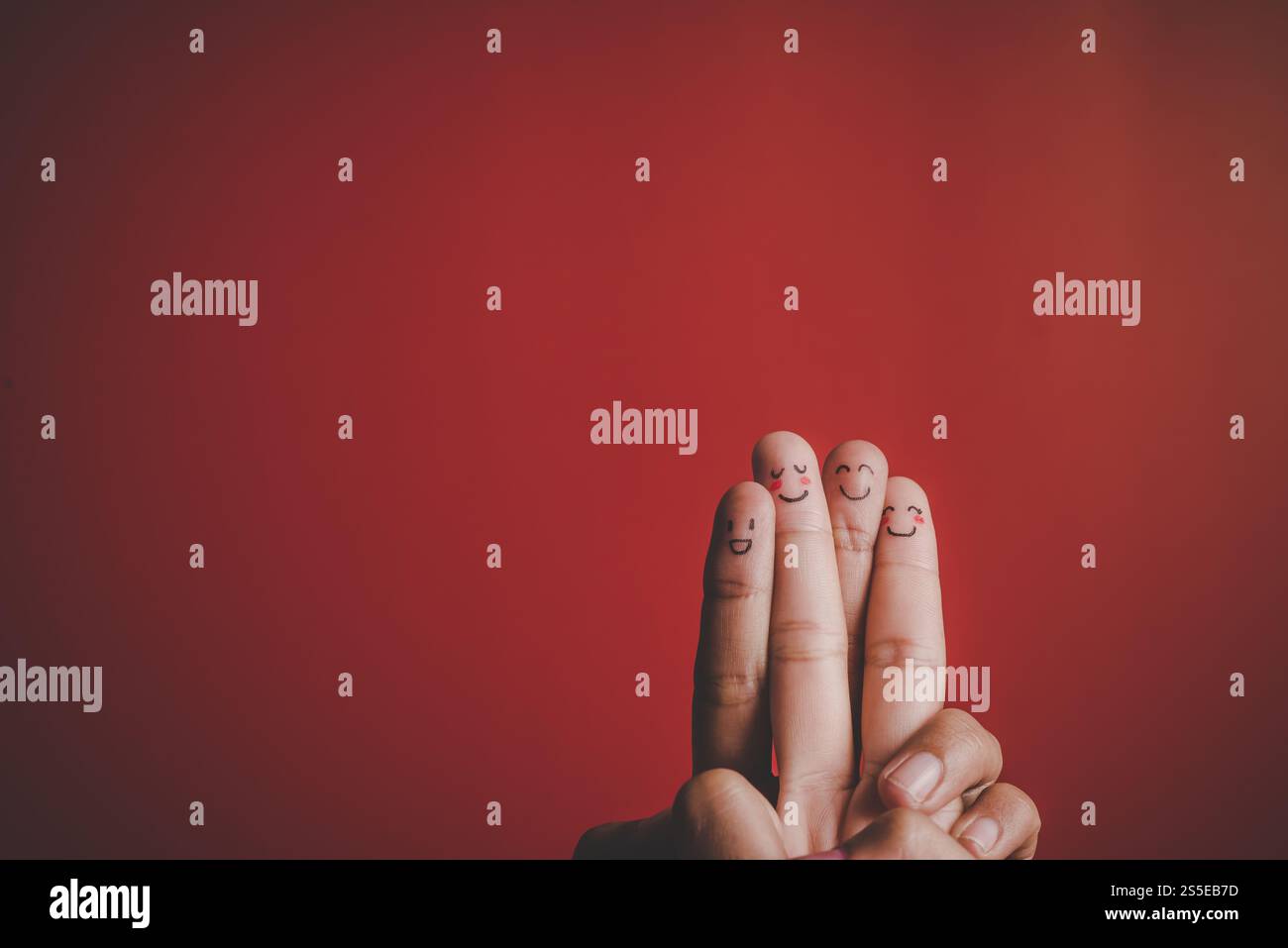 Dito con emozione su sfondo rosso Foto Stock