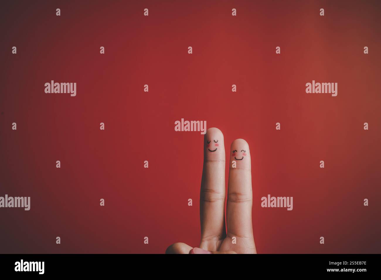 Dito con emozione su sfondo rosso Foto Stock