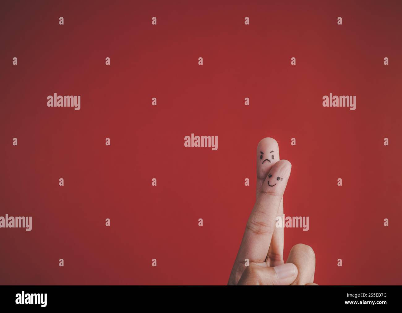 Dito con emozione su sfondo rosso Foto Stock