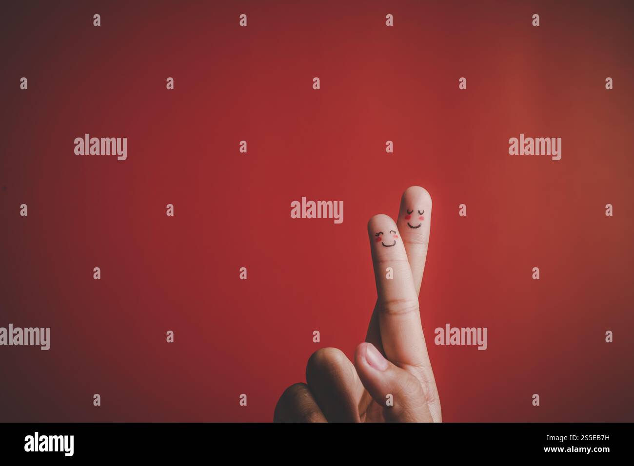 Dito con emozione su sfondo rosso Foto Stock
