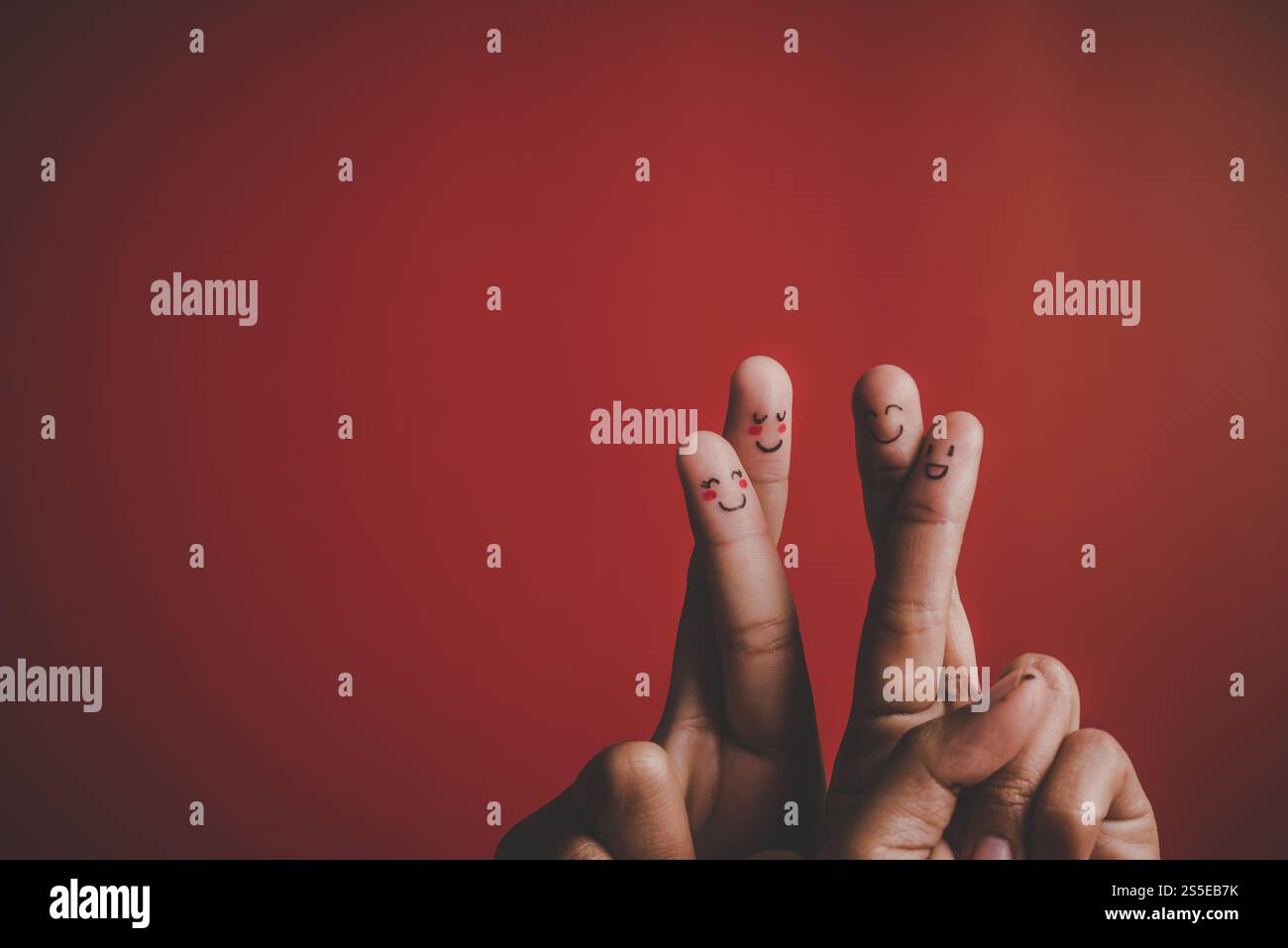 Dito con emozione su sfondo rosso Foto Stock