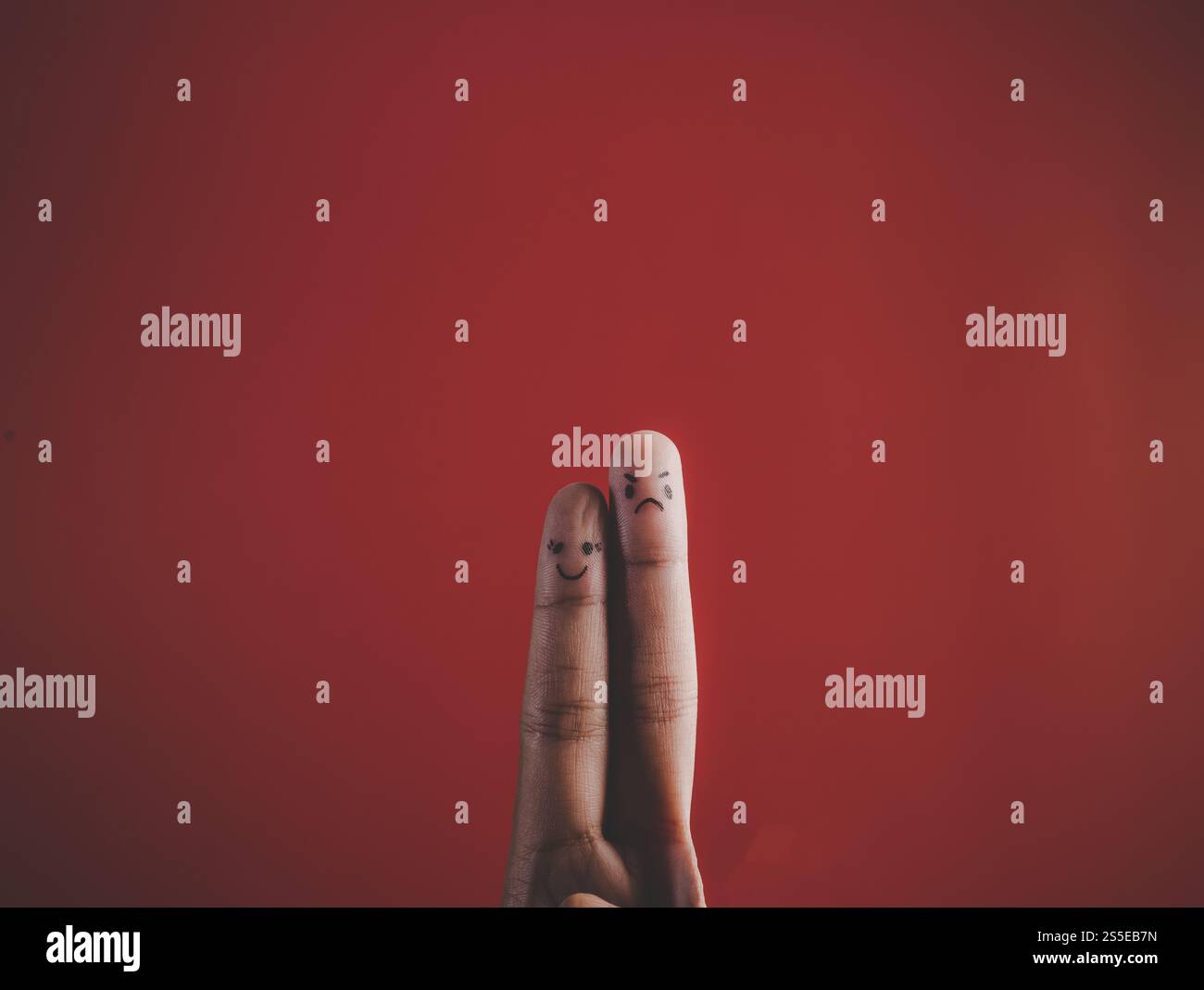 Dito con emozione su sfondo rosso Foto Stock