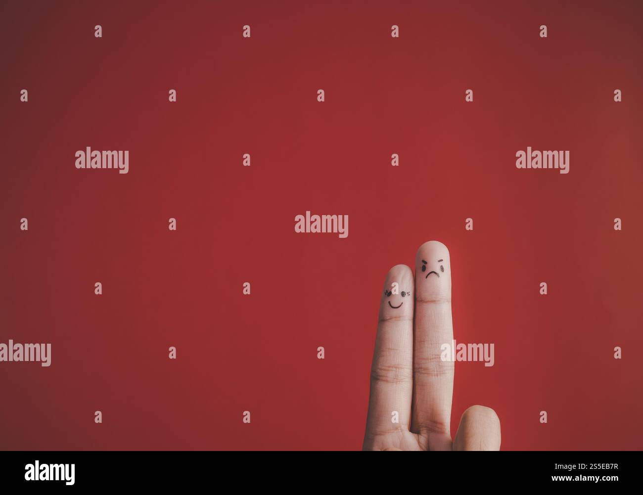 Dito con emozione su sfondo rosso Foto Stock