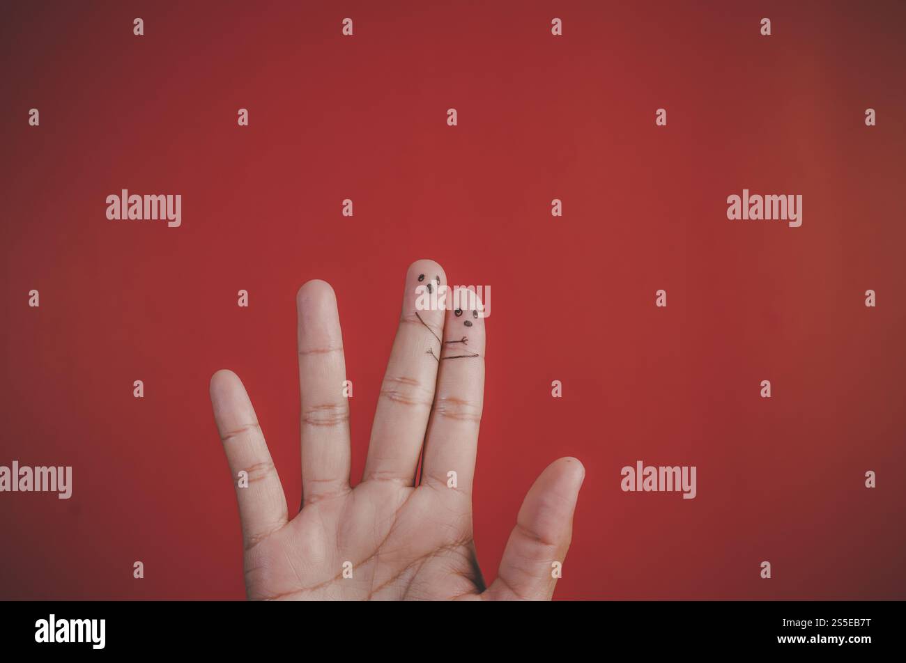 Dito con emozione su sfondo rosso Foto Stock