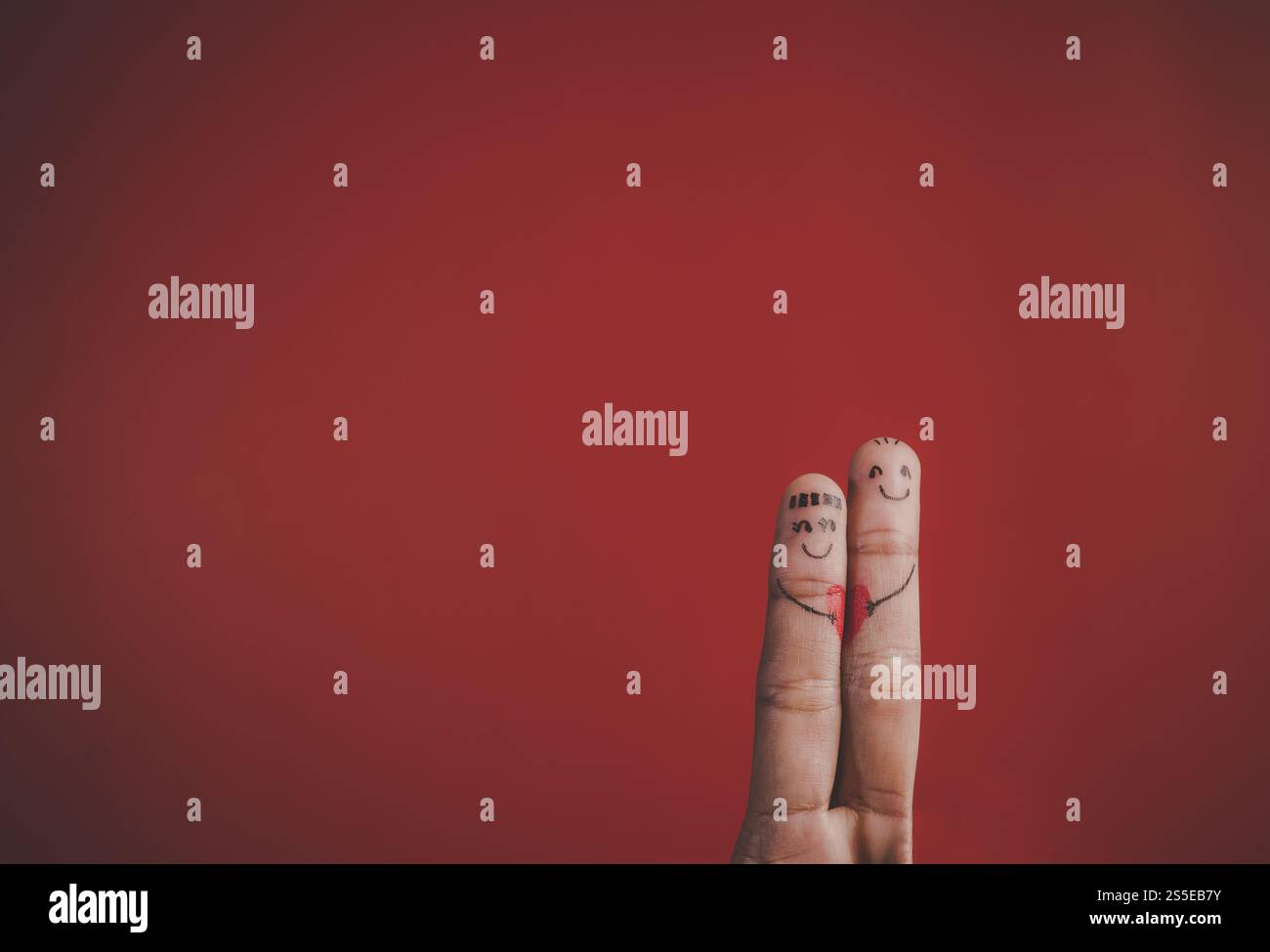 Dito con emozione su sfondo rosso Foto Stock