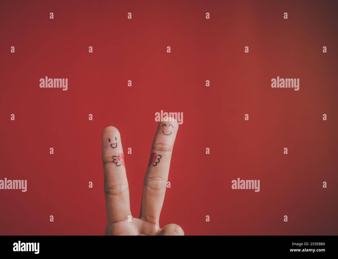 Dito con emozione su sfondo rosso Foto Stock