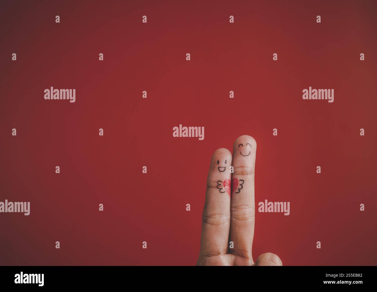 Dito con emozione su sfondo rosso Foto Stock