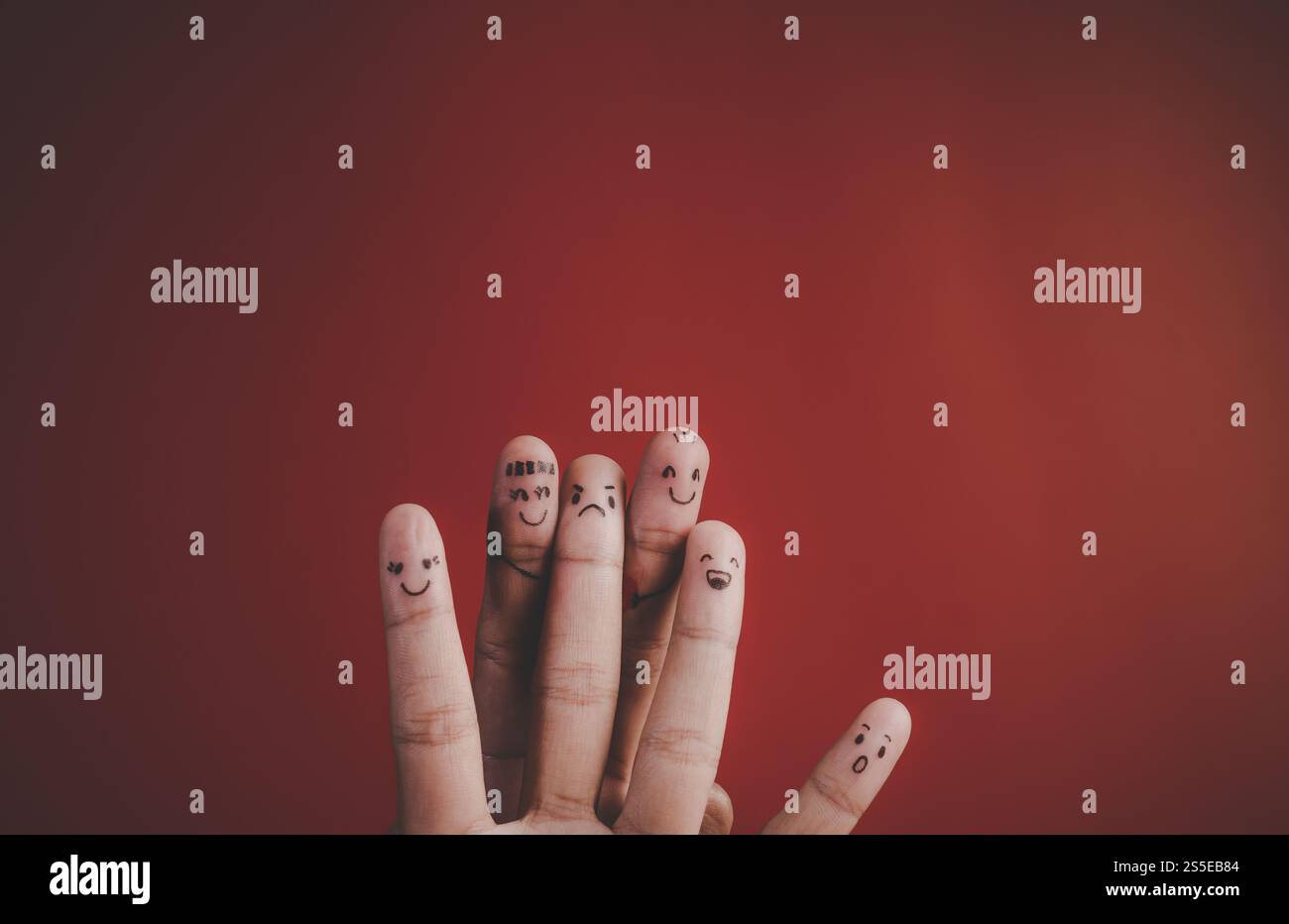 Dito con emozione su sfondo rosso Foto Stock