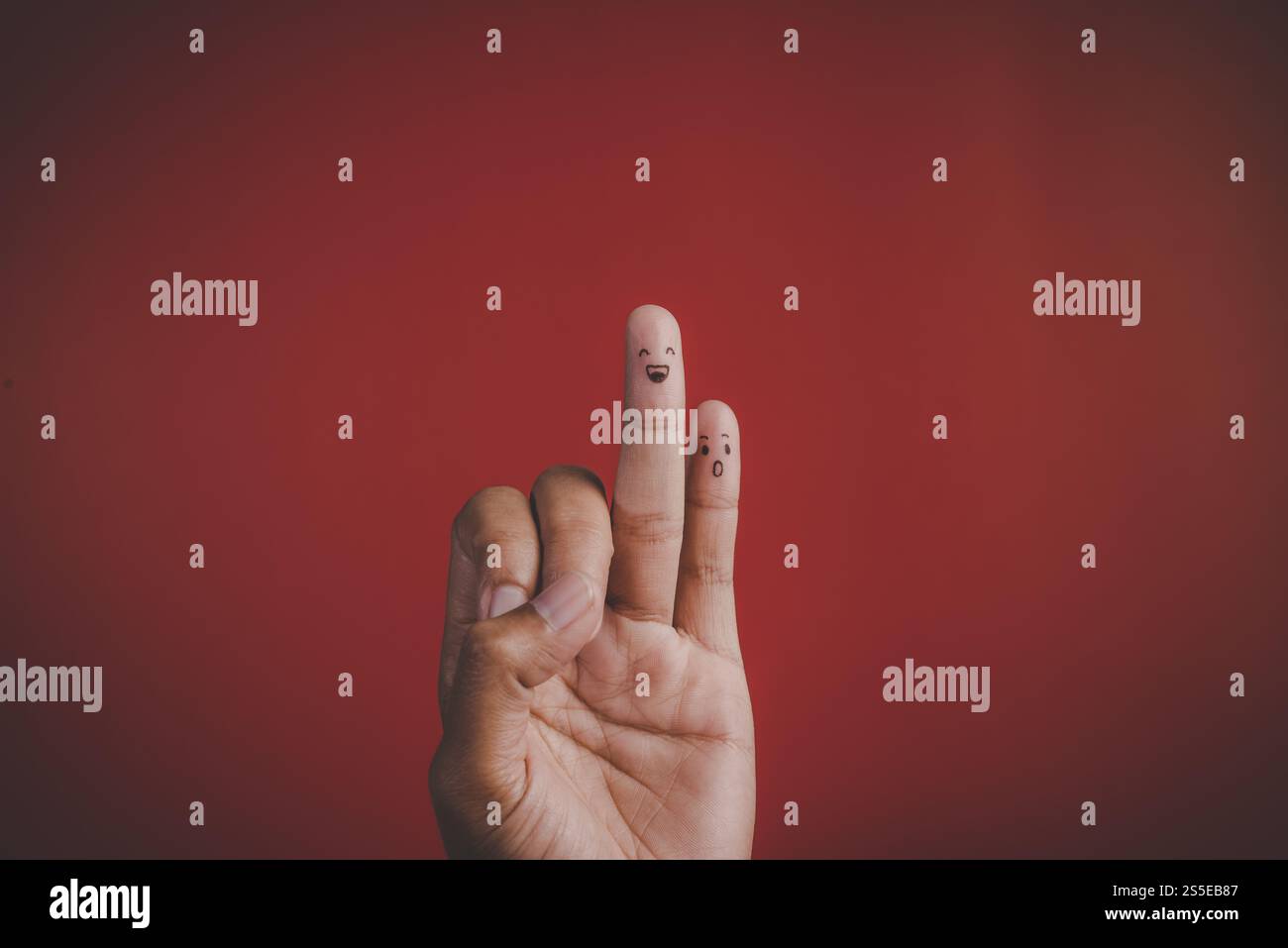 Dito con emozione su sfondo rosso Foto Stock