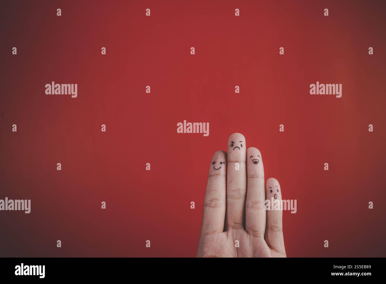 Dito con emozione su sfondo rosso Foto Stock