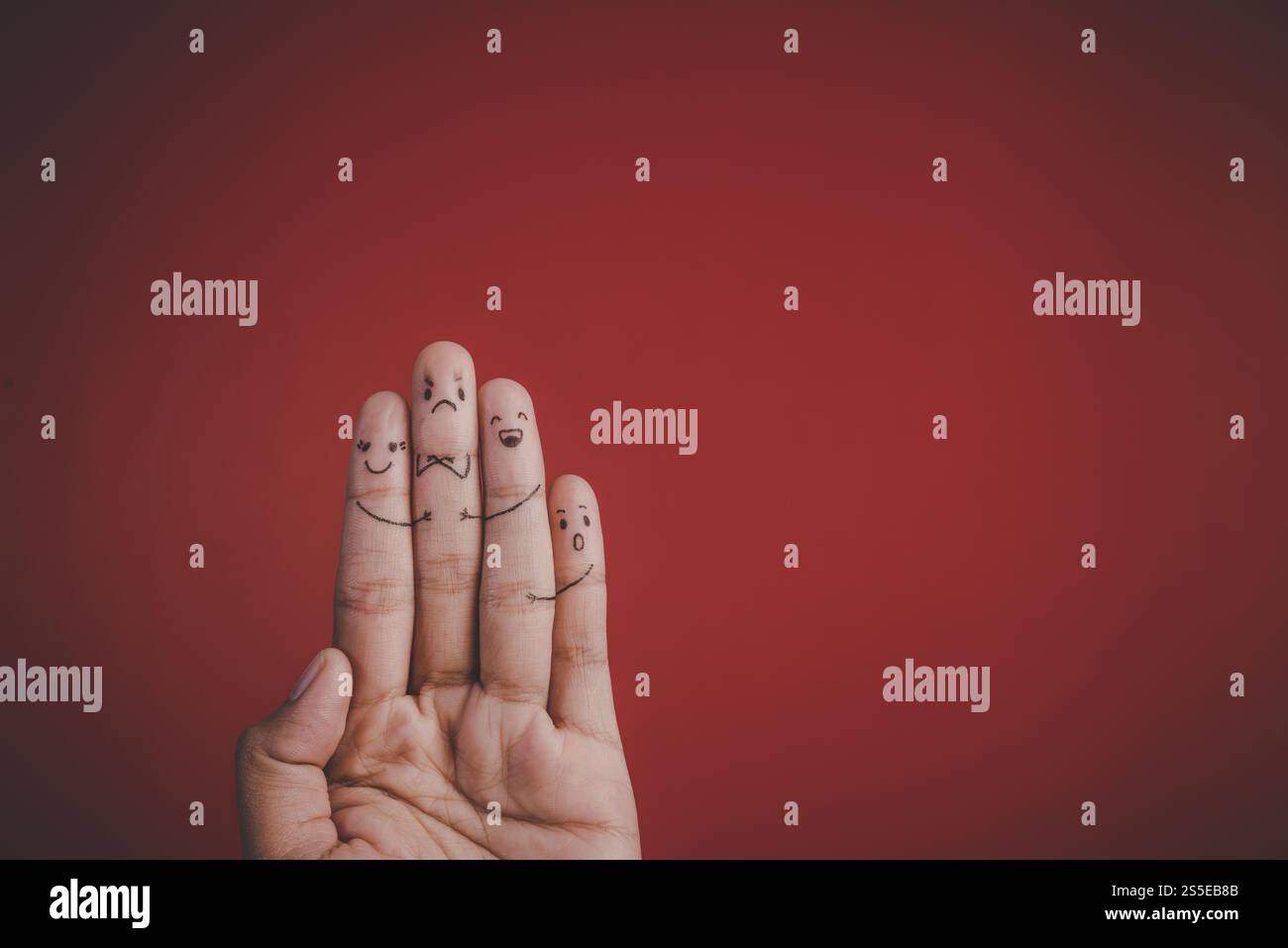Dito con emozione su sfondo rosso Foto Stock