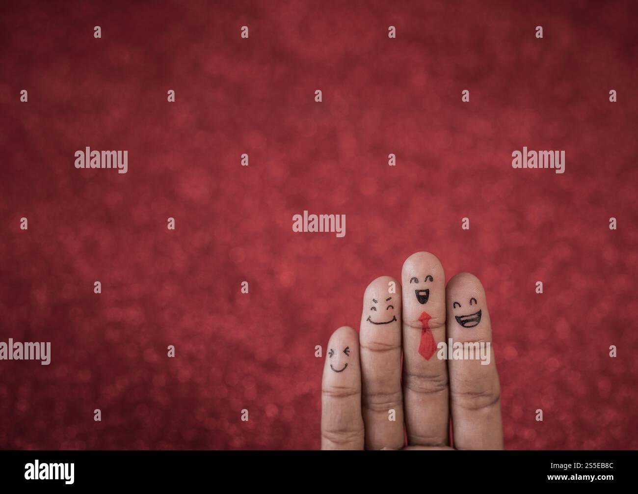 Dito con emozione su sfondo rosso Foto Stock