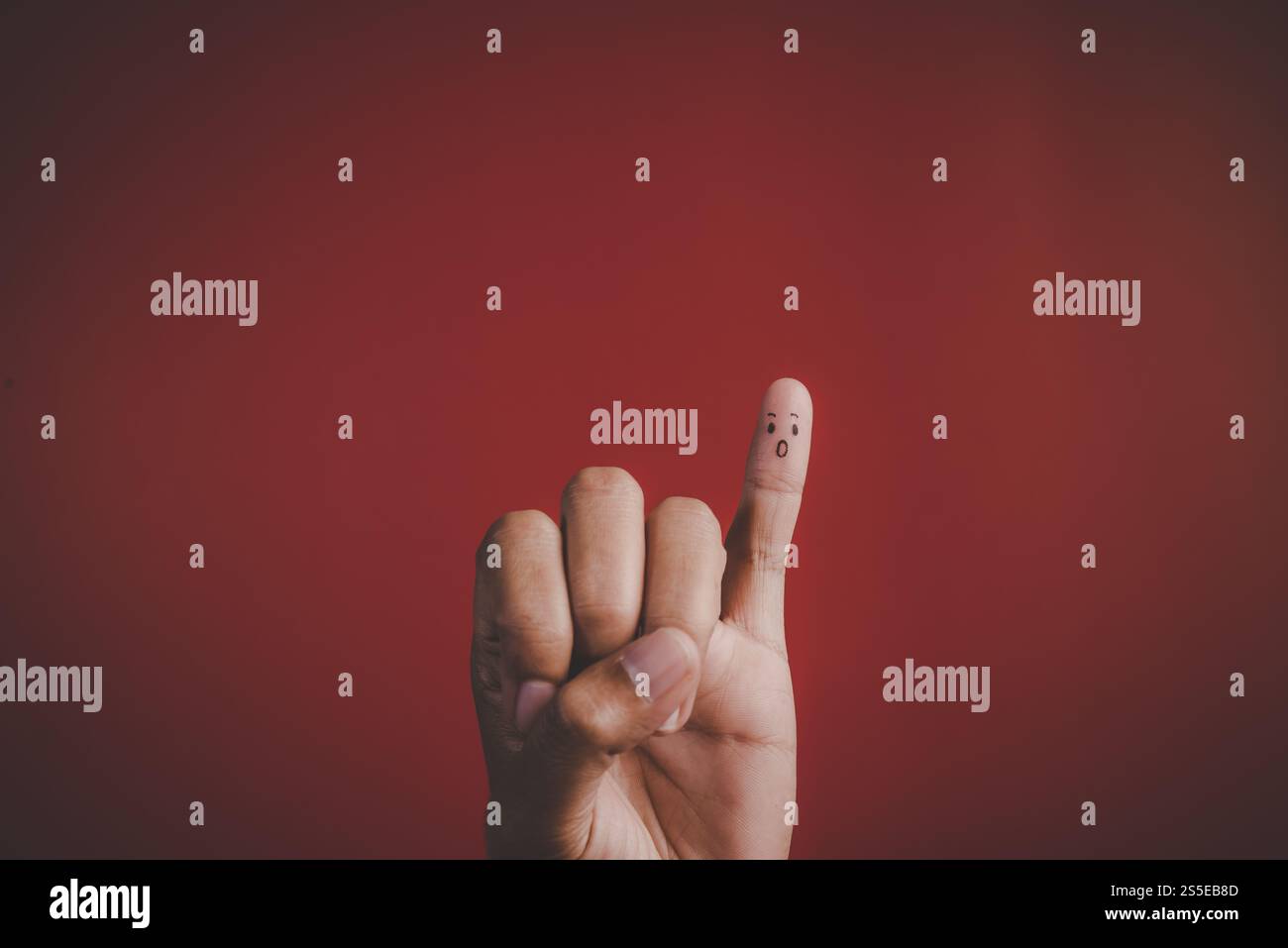Dito con emozione su sfondo rosso Foto Stock