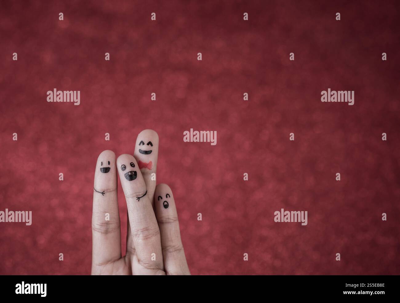 Dito con emozione su sfondo rosso Foto Stock
