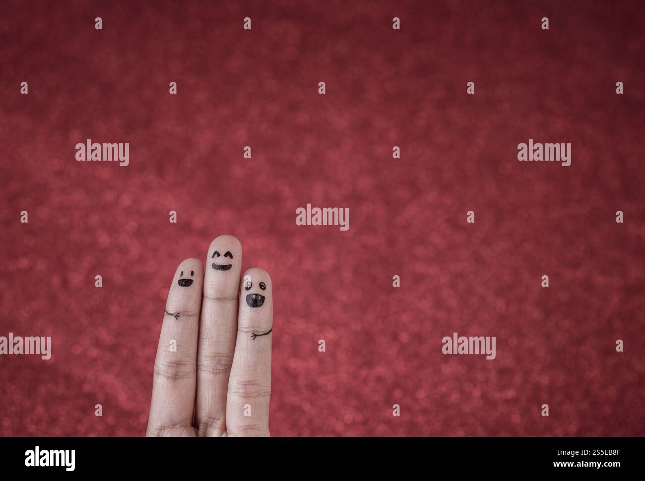 Dito con emozione su sfondo rosso Foto Stock