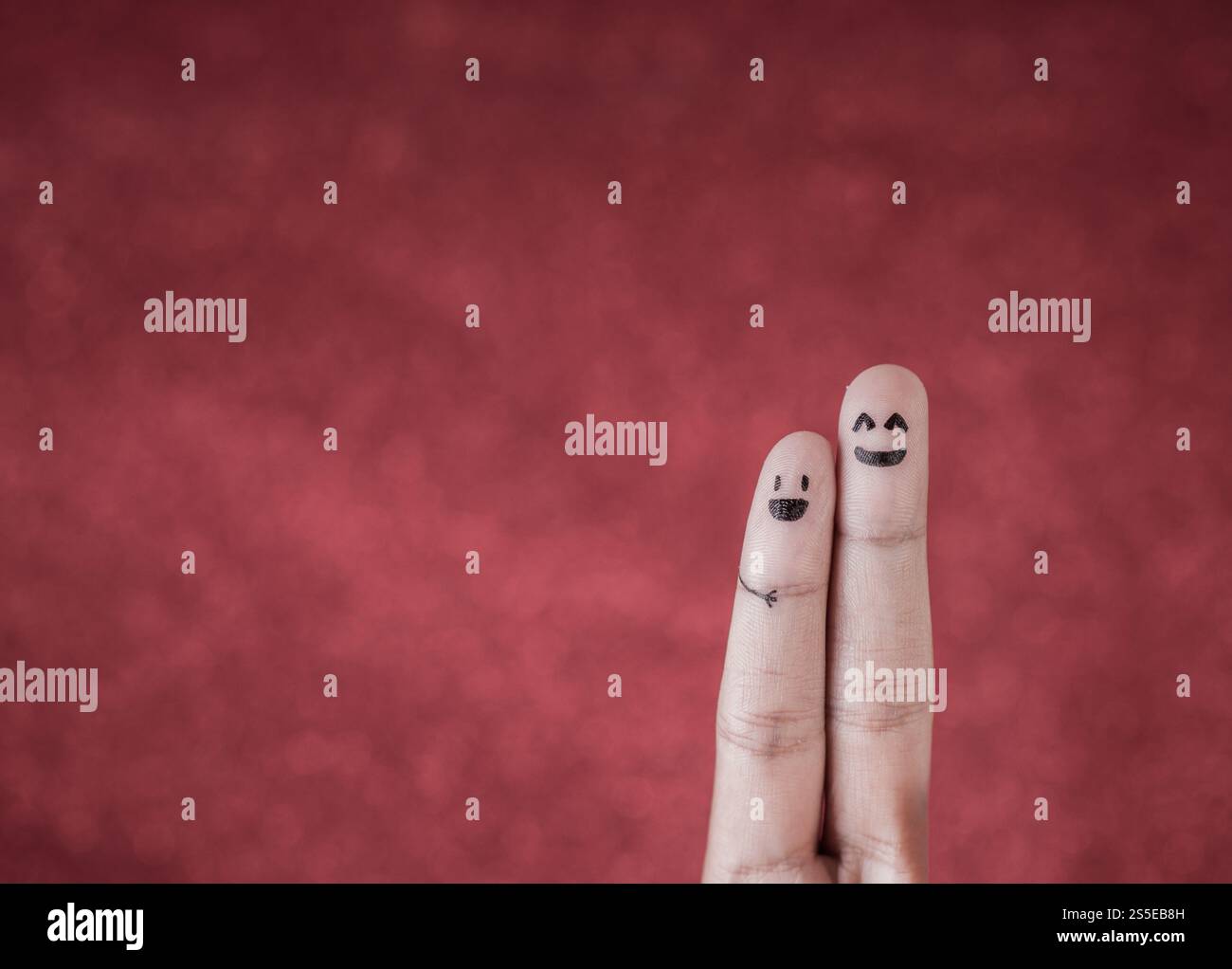Dito con emozione su sfondo rosso Foto Stock