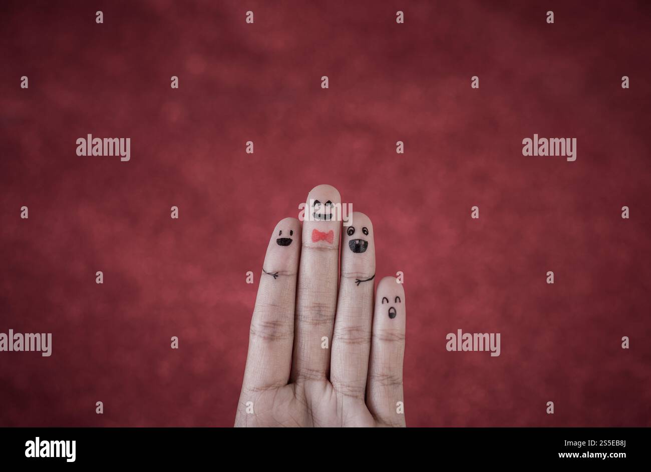 Dito con emozione su sfondo rosso Foto Stock