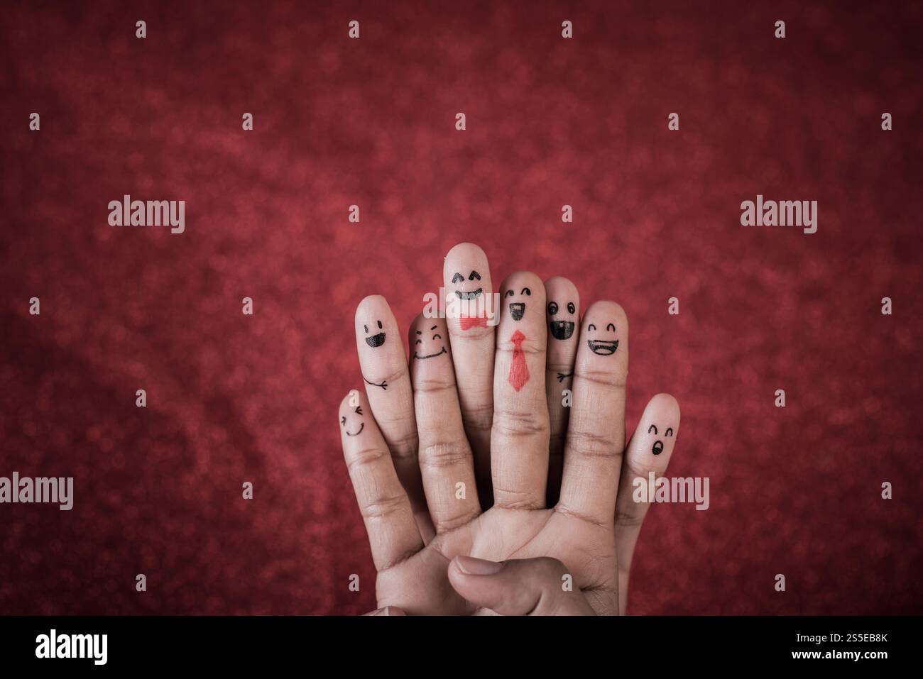 Dito con emozione su sfondo rosso Foto Stock