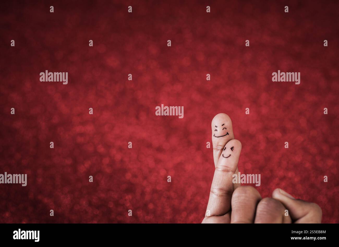 Dito con emozione su sfondo rosso Foto Stock