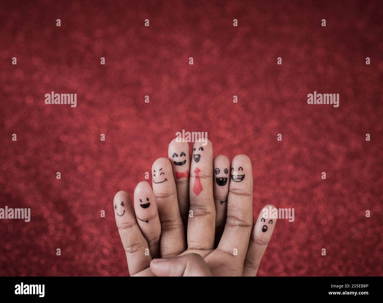 Dito con emozione su sfondo rosso Foto Stock