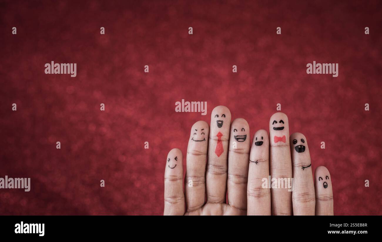 Dito con emozione su sfondo rosso Foto Stock