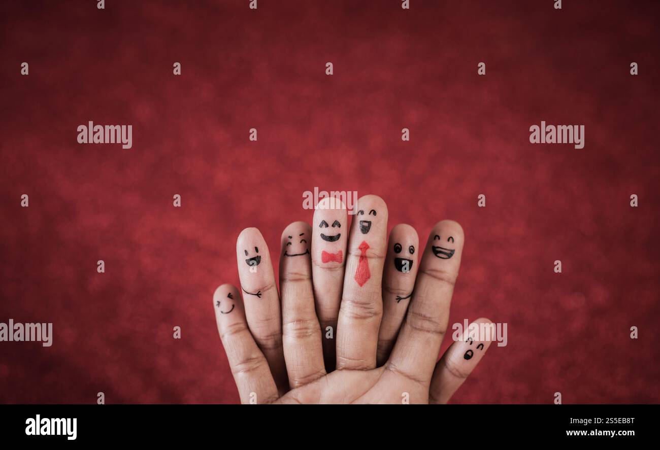 Dito con emozione su sfondo rosso Foto Stock
