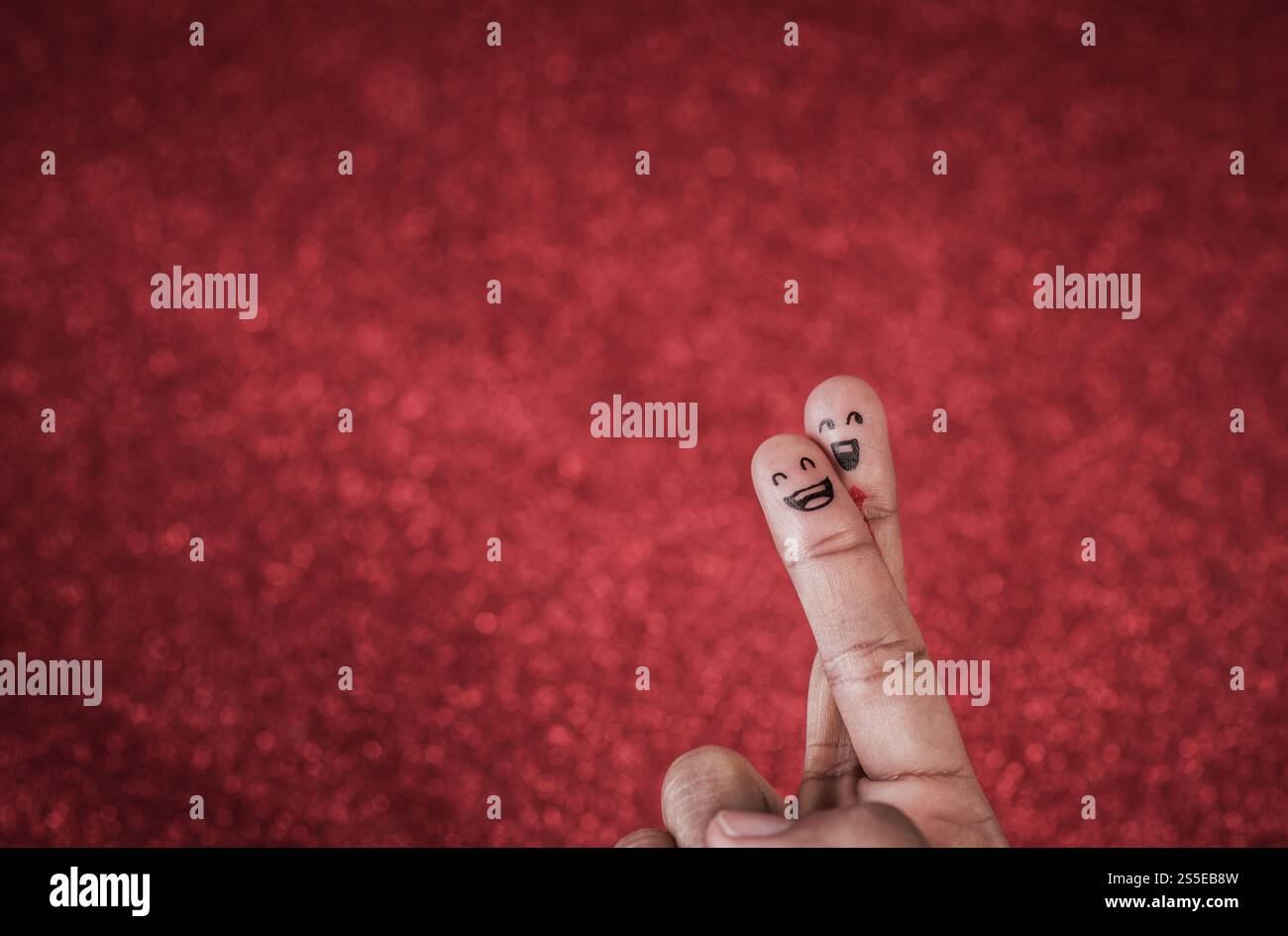 Dito con emozione su sfondo rosso Foto Stock