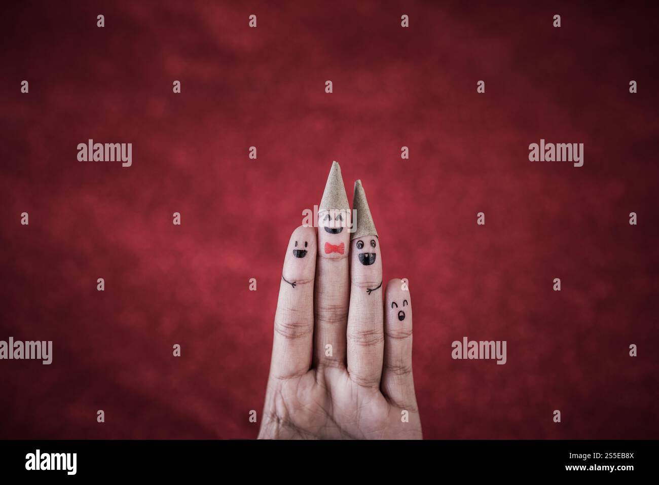 Dito con emozione su sfondo rosso Foto Stock