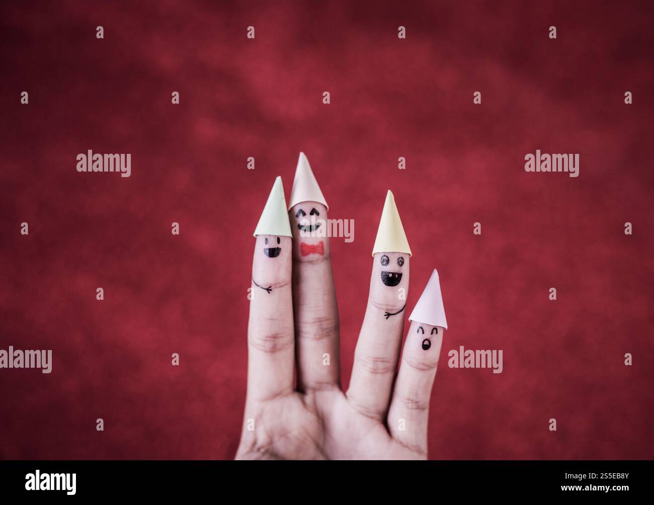 Dito con emozione su sfondo rosso Foto Stock