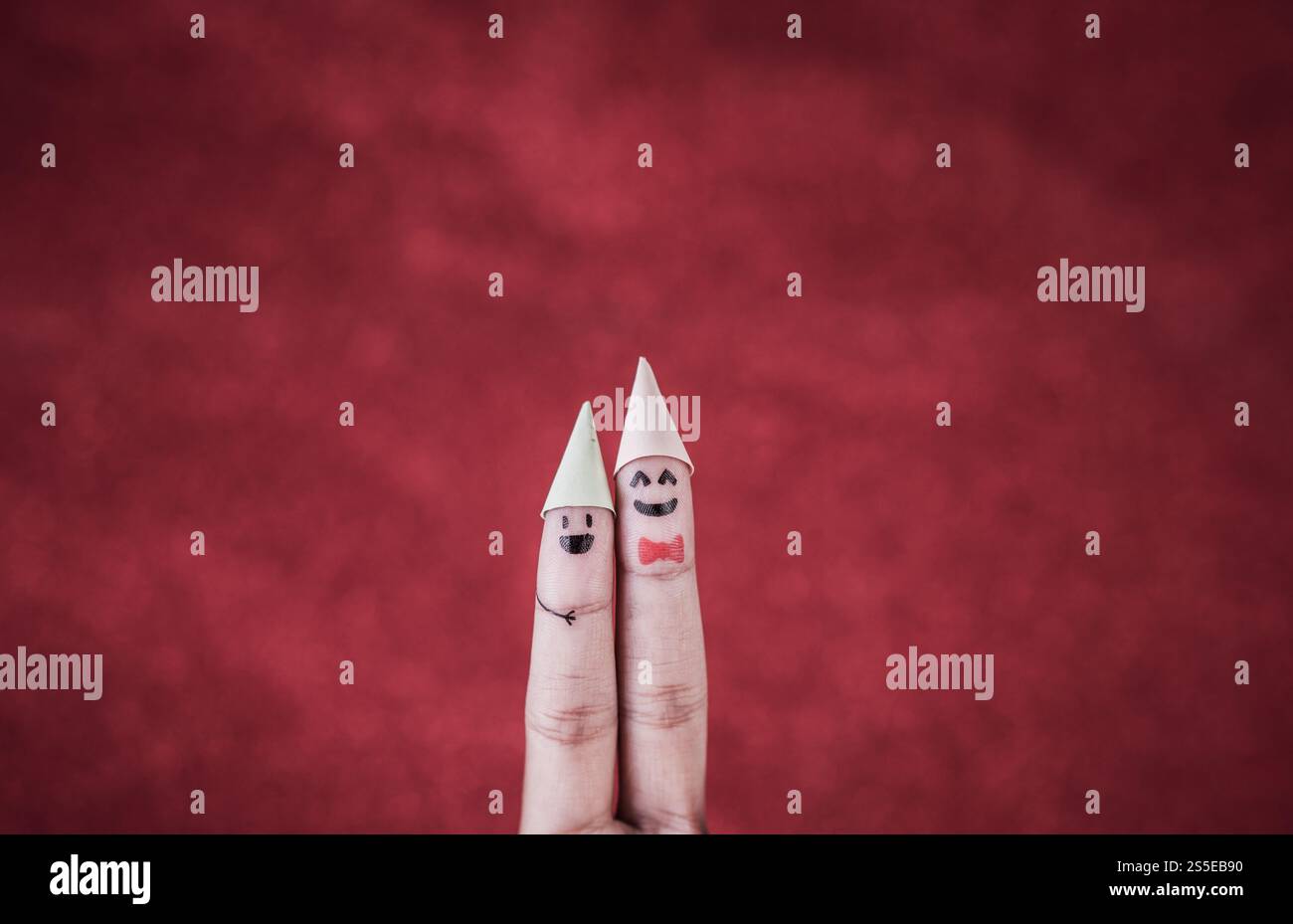 Dito con emozione su sfondo rosso Foto Stock