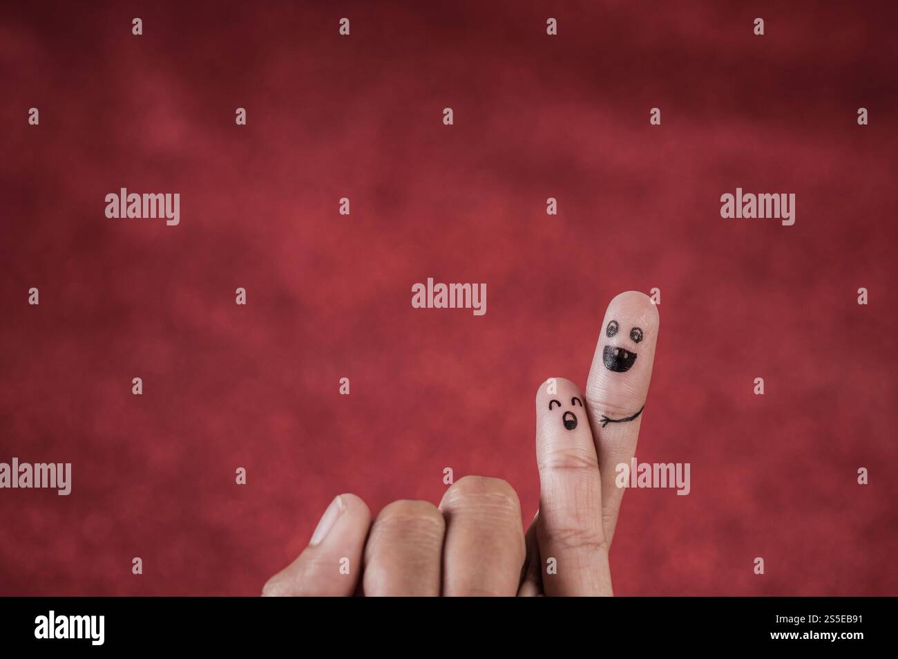Dito con emozione su sfondo rosso Foto Stock