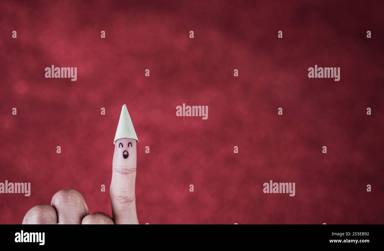 Dito con emozione su sfondo rosso Foto Stock