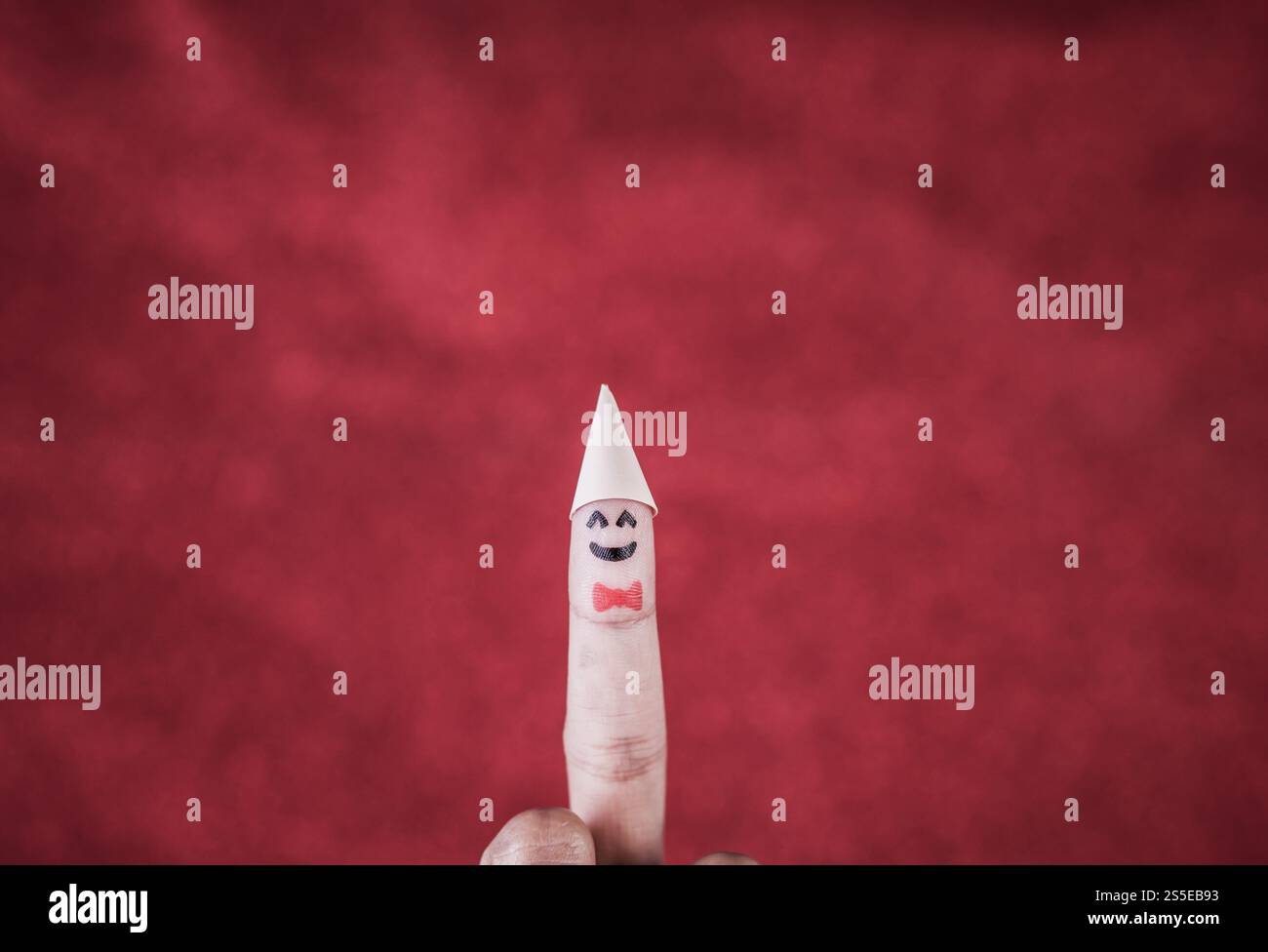 Dito con emozione su sfondo rosso Foto Stock