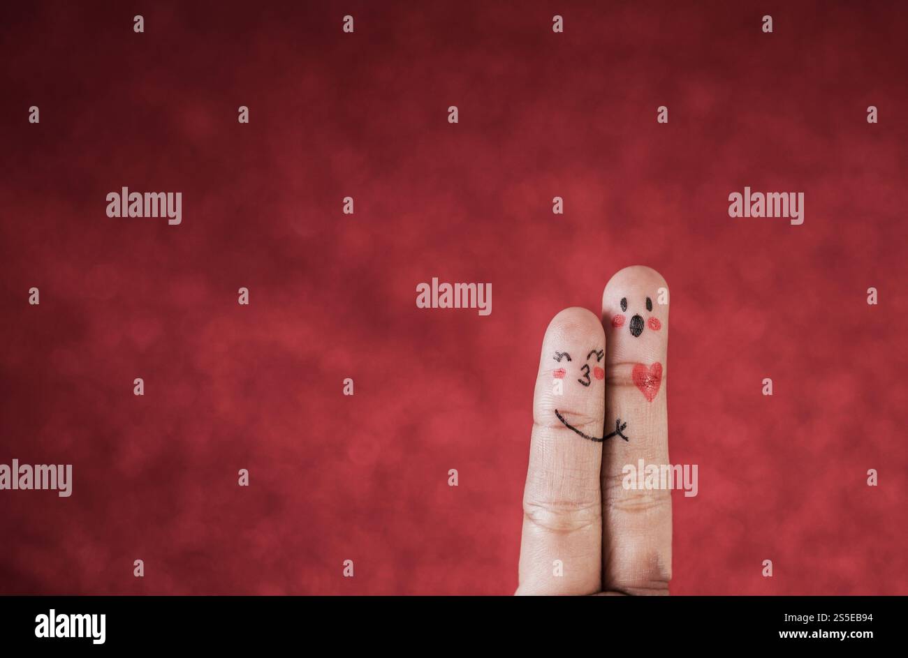 Dito con emozione su sfondo rosso Foto Stock