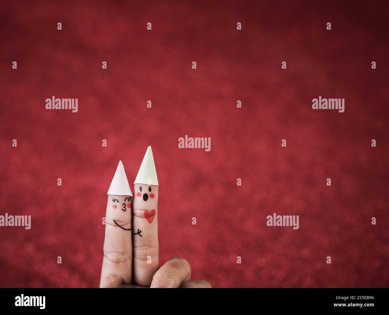 Dito con emozione su sfondo rosso Foto Stock