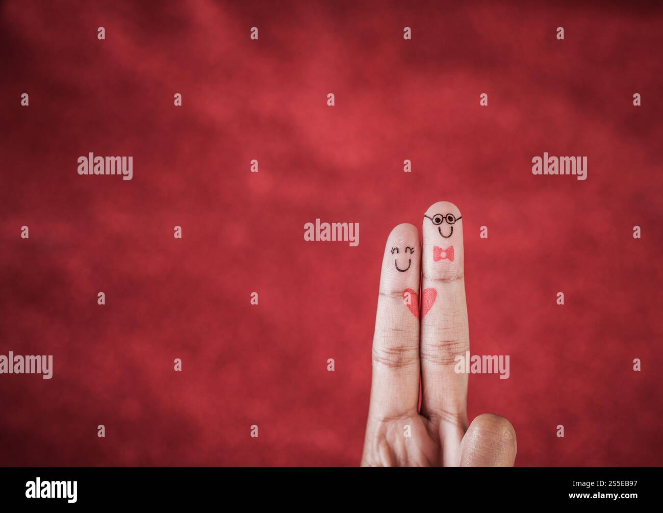 Dito con emozione su sfondo rosso Foto Stock