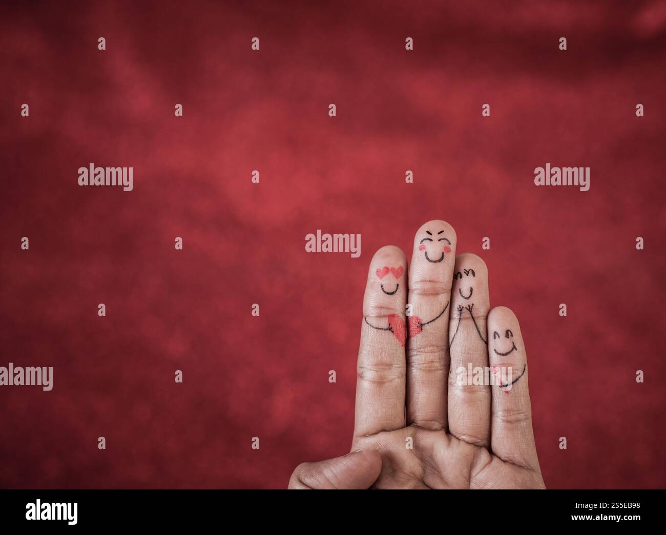 Dito con emozione su sfondo rosso Foto Stock