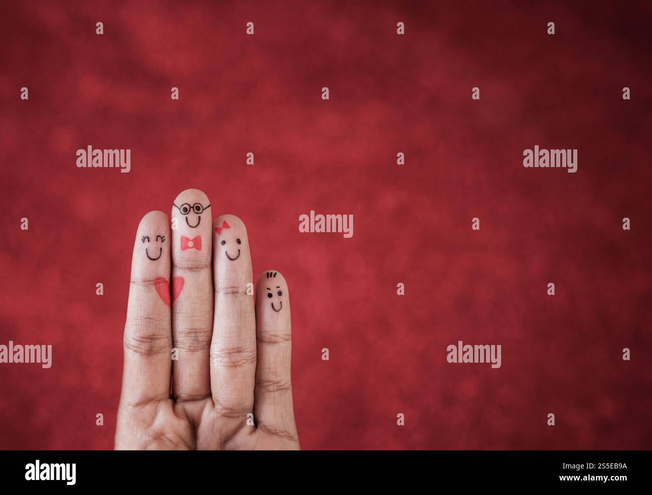 Dito con emozione su sfondo rosso Foto Stock