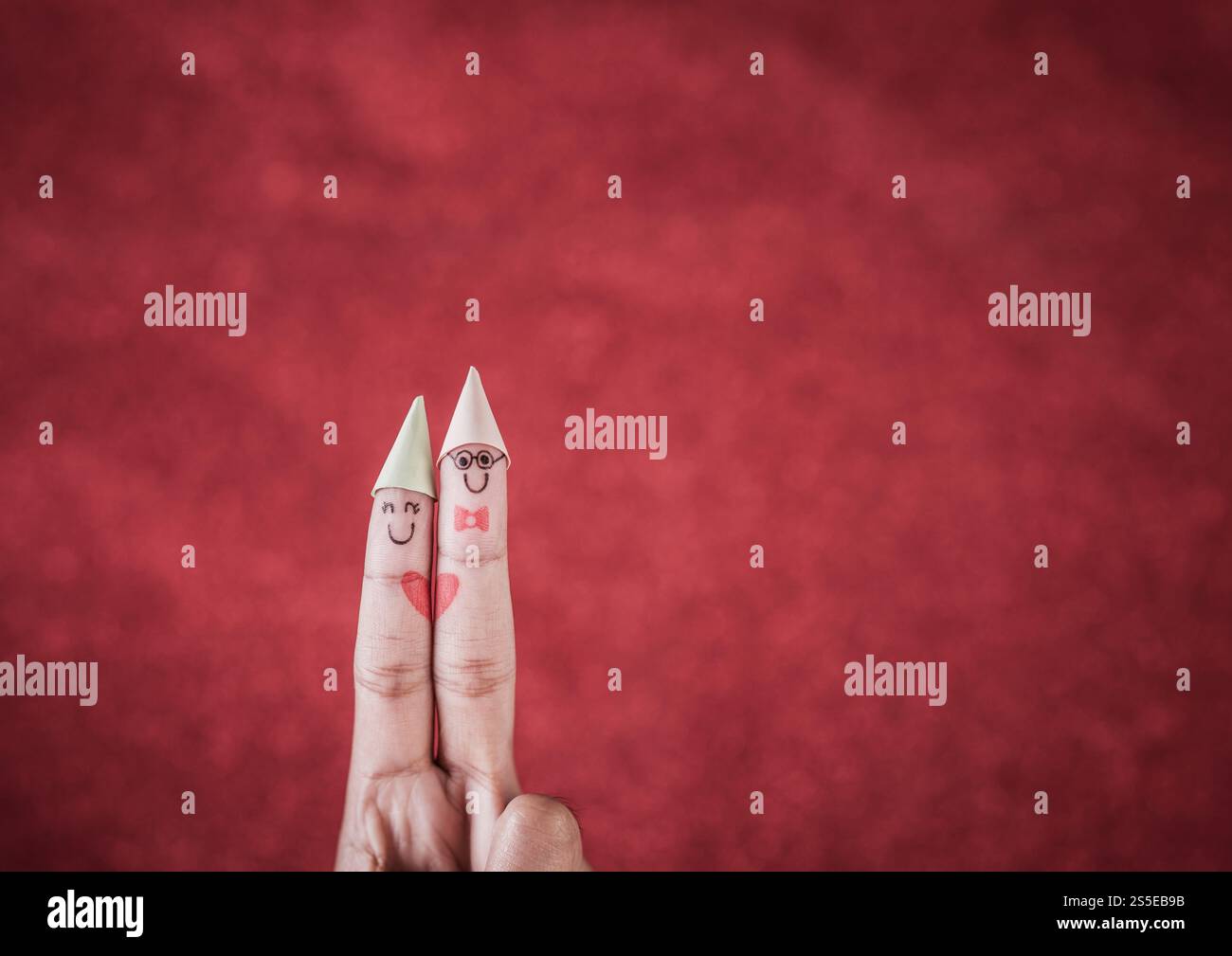 Dito con emozione su sfondo rosso Foto Stock