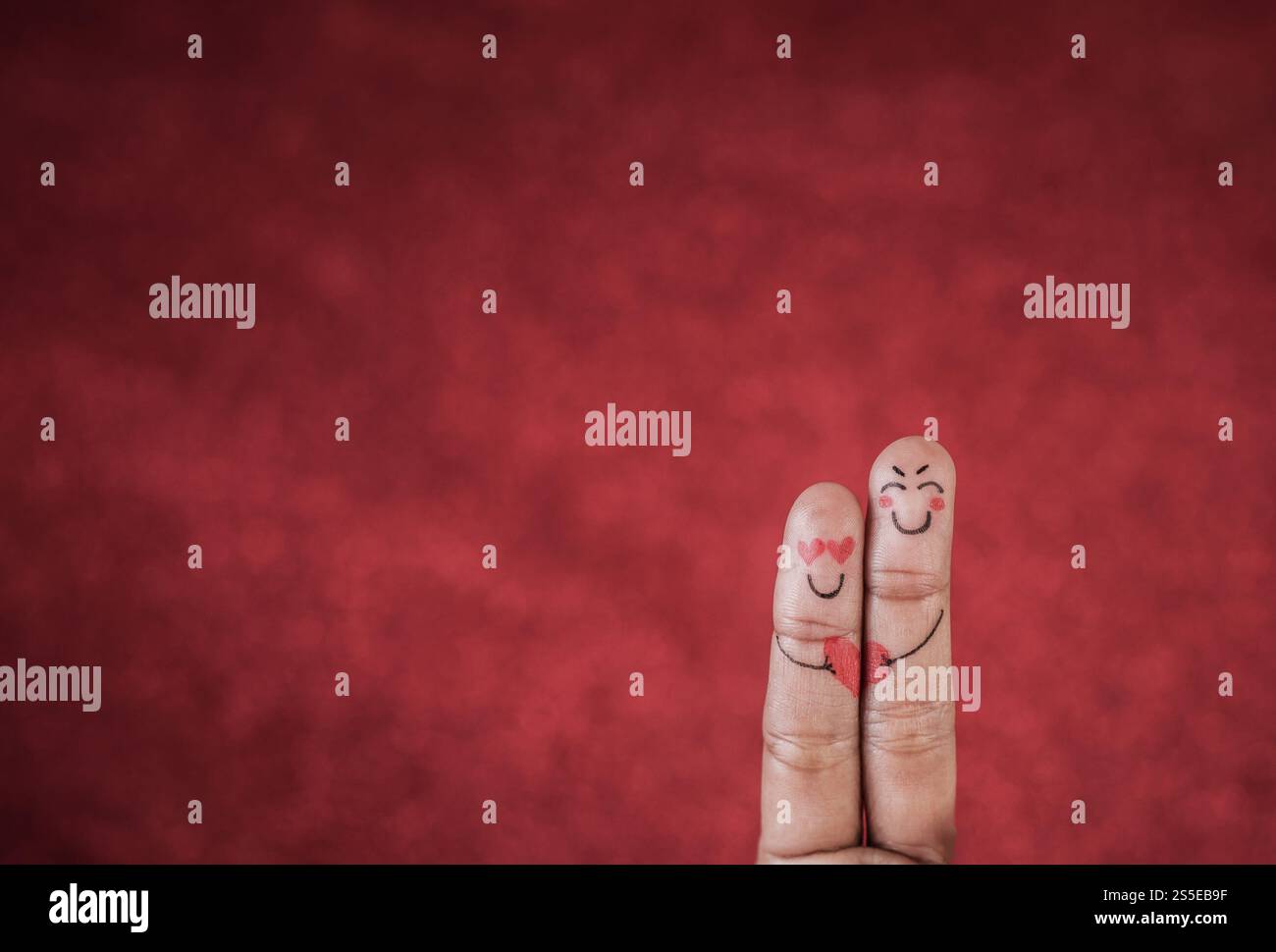 Dito con emozione su sfondo rosso Foto Stock