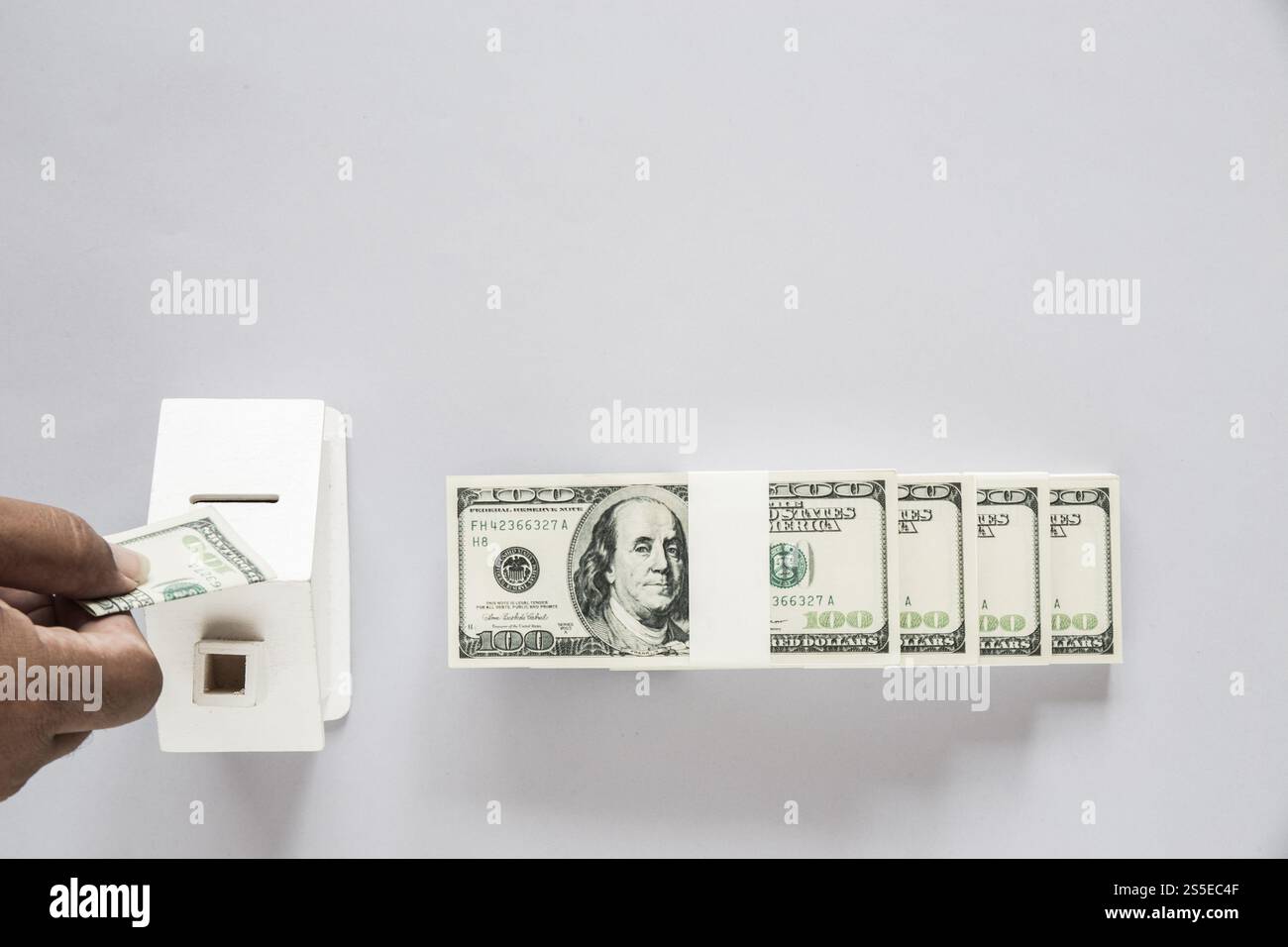 Top view banconota da dollaro con casa in legno, finanza concept Foto Stock