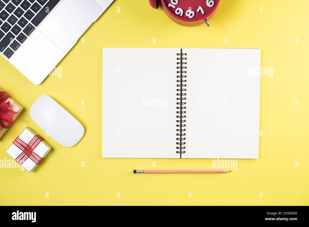 Scrivania con tavolo da ufficio e vista dall'alto. Sfondo dell'area di lavoro Foto Stock
