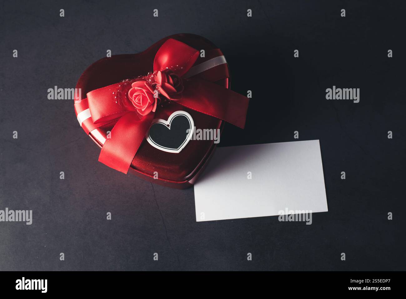 Confezione regalo a forma di cuore con biglietto in bianco, San Valentino Foto Stock Confezione regalo a forma di cuore con biglietto in bianco, San Valentino Foto Stock