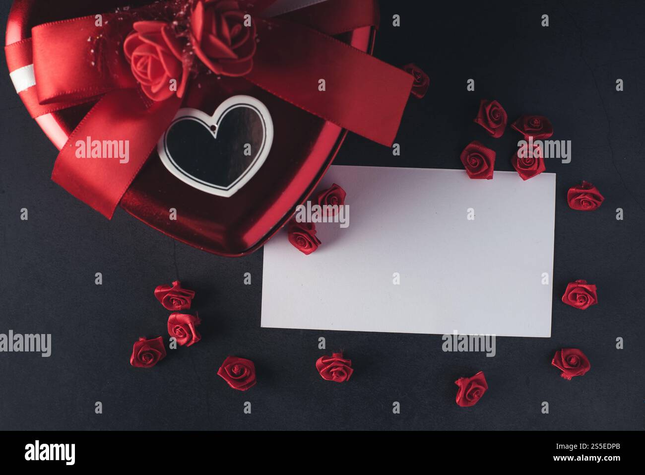 Confezione regalo a forma di cuore con biglietto in bianco, San Valentino Foto Stock Confezione regalo a forma di cuore con biglietto in bianco, San Valentino Foto Stock