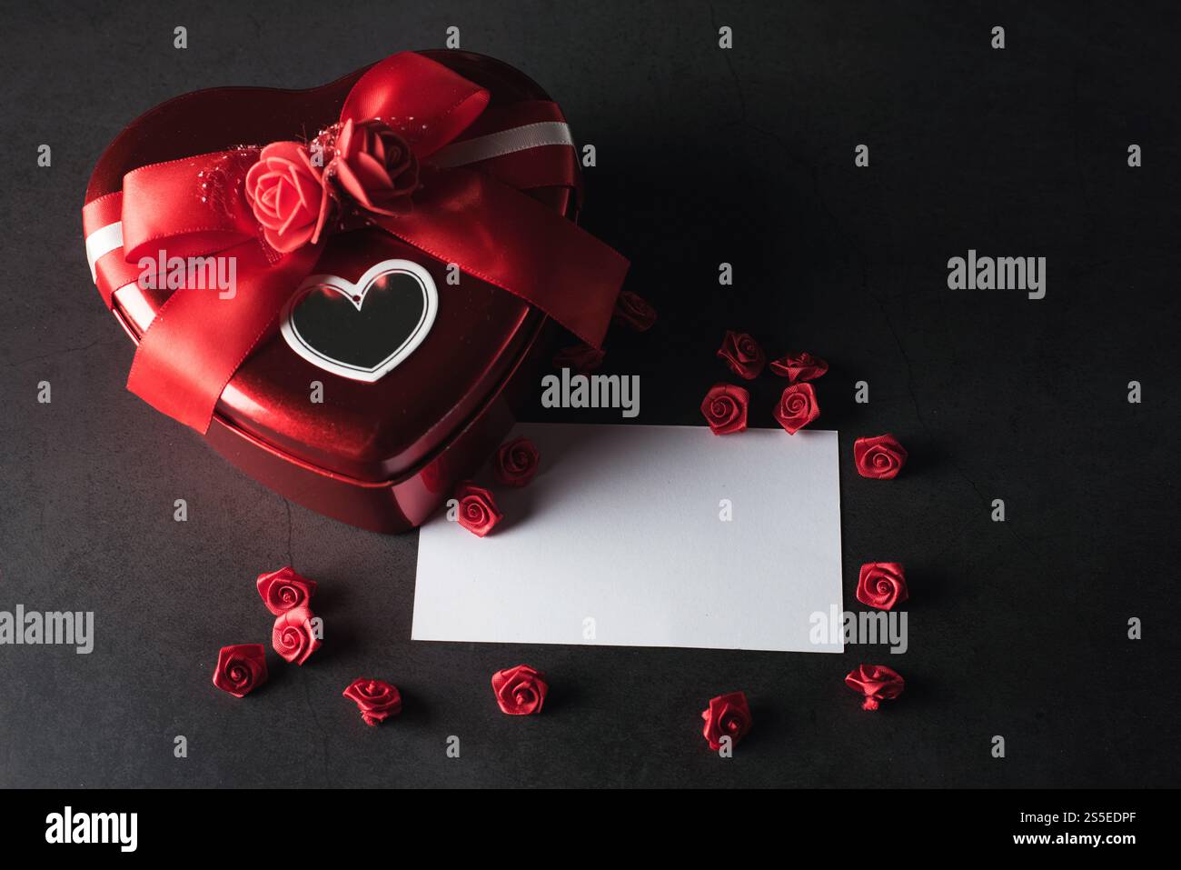 Confezione regalo a forma di cuore con biglietto in bianco, San Valentino Foto Stock Confezione regalo a forma di cuore con biglietto in bianco, San Valentino Foto Stock